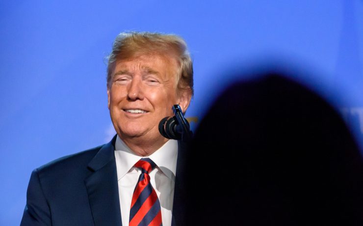 «Ты красивая»: Дональд Трамп флиртовал с журналисткой прямо на пресс-конференции