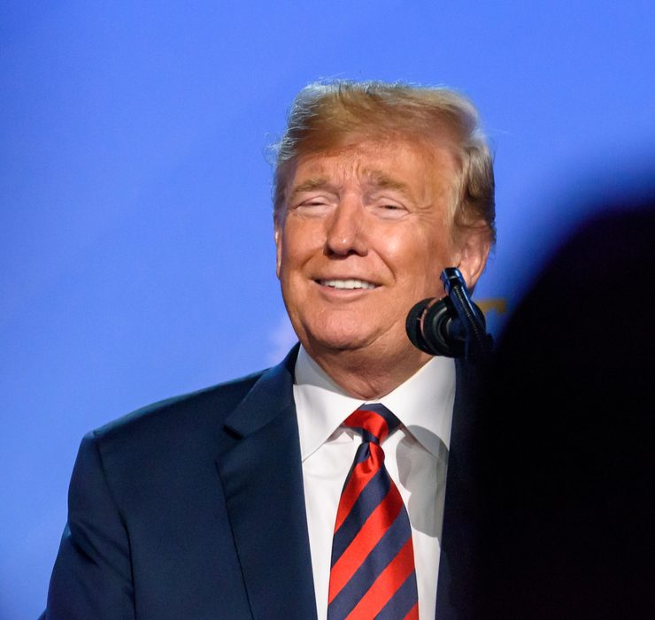 «Ты красивая»: Дональд Трамп флиртовал с журналисткой прямо на пресс-конференции