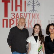 Энн Хэтэуэй снялась для Vogue и рассказала о самой тяжелой роли в своей жизни