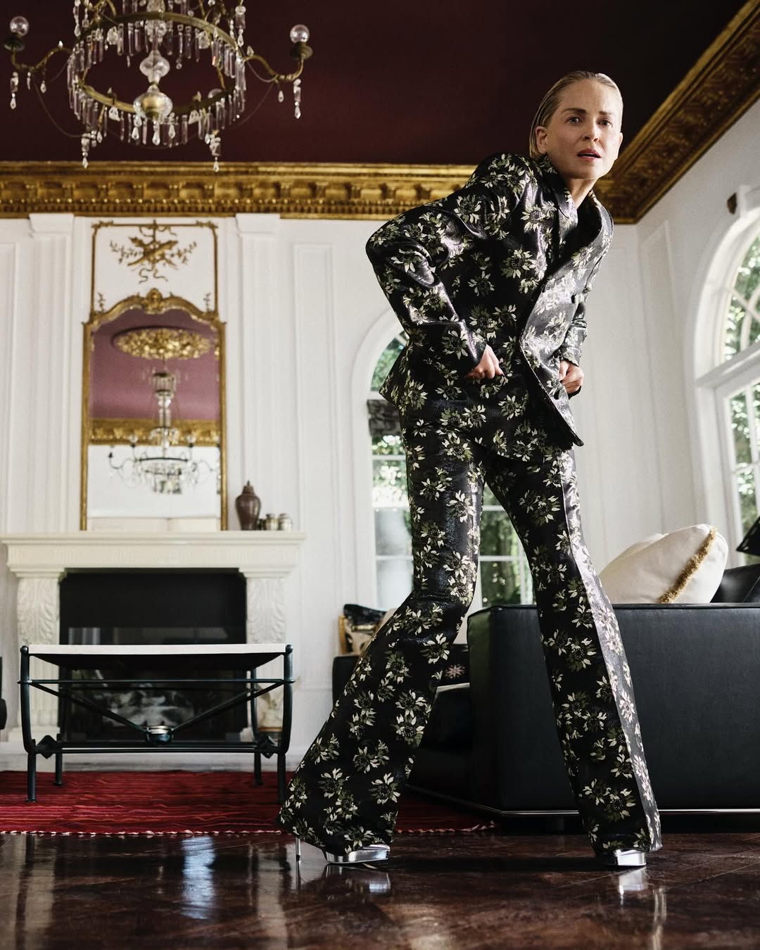 Шэрон Стоун и её идеальные ноги на страницах Harper&#8217;s Bazaar