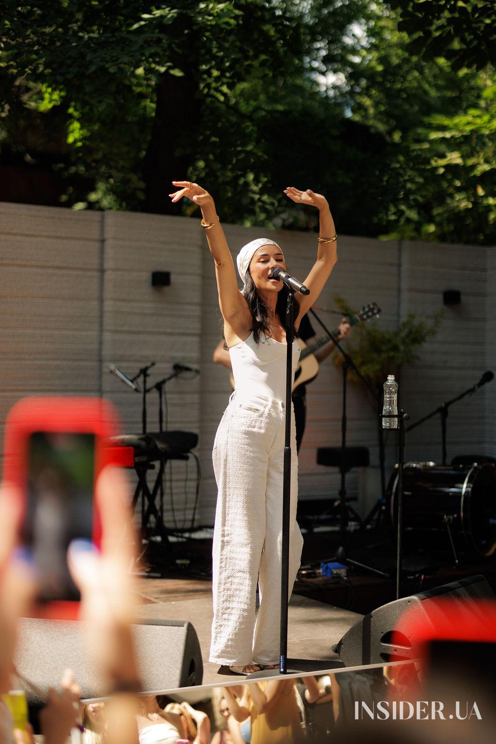 Зіркові лоти й багато музики: як минув благодійний маркет від the COAT