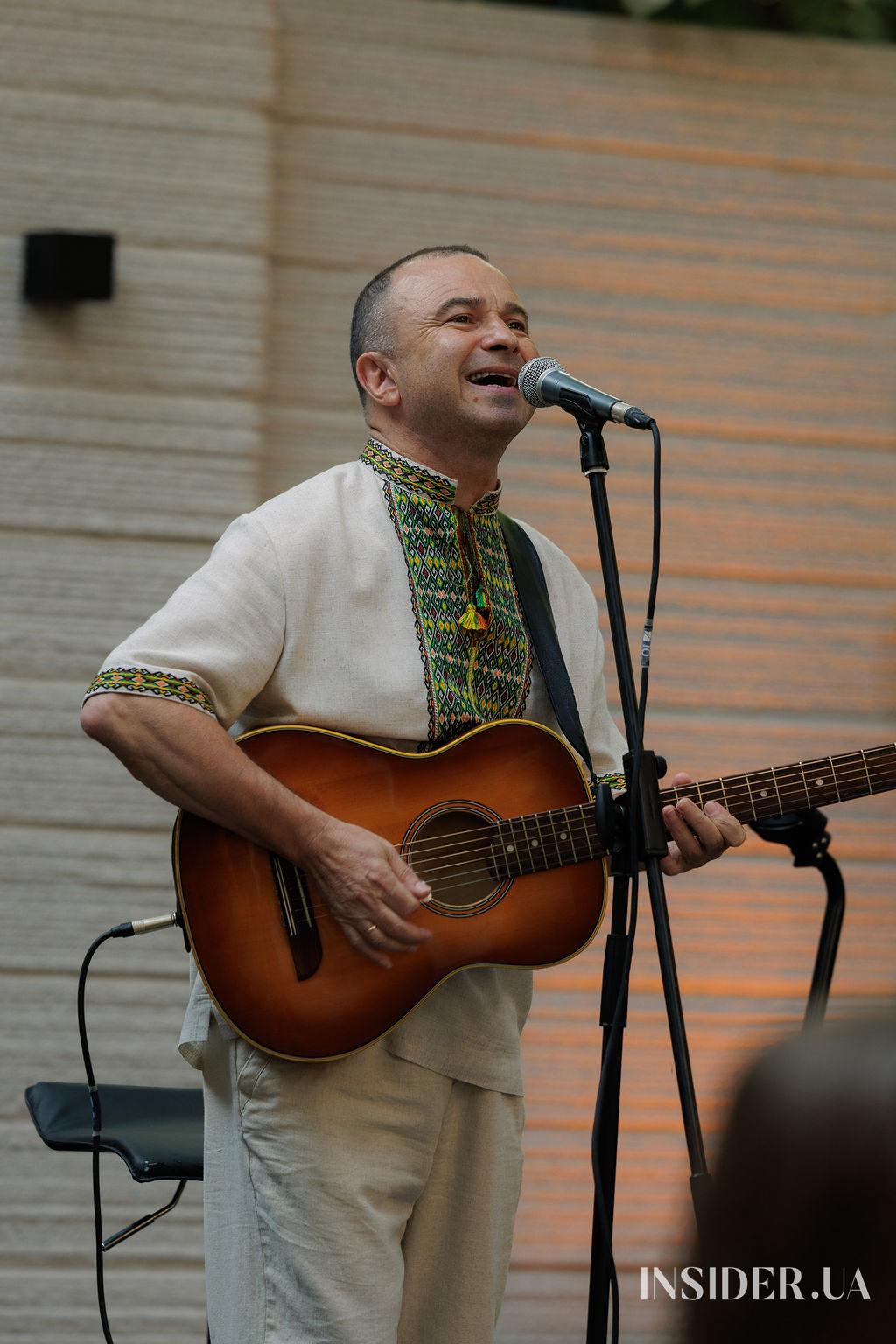 Зіркові лоти й багато музики: як минув благодійний маркет від the COAT