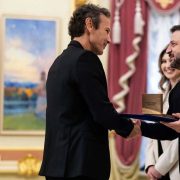Шэрон Стоун и её идеальные ноги на страницах Harper&#8217;s Bazaar