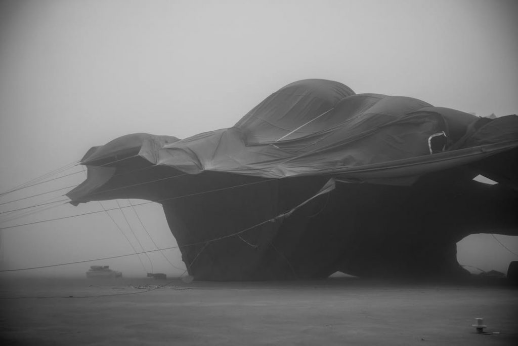 Песчаная буря уничтожила украинскую инсталляцию на Burning Man 2025