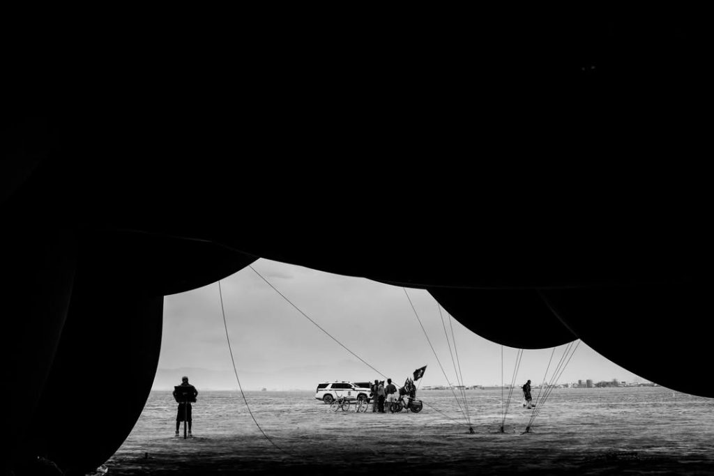 Песчаная буря уничтожила украинскую инсталляцию на Burning Man 2025