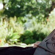 Карго, асимметрия и «изношенные»: самые интересные модели джинсов этого сезона