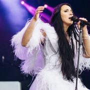 Носители: Леони Ханне отметила свое 37-летие в костюме J’amemme