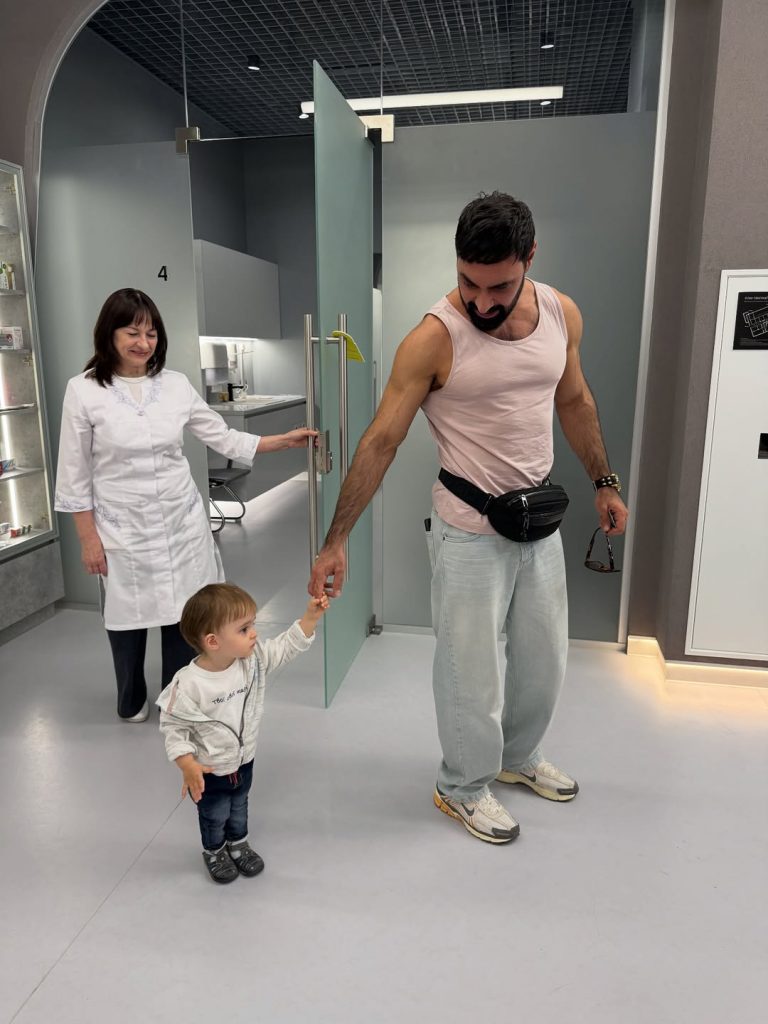 «Сімейні вихідні»: як Козловський з родиною відпочиває у Карпатах