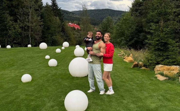 Козловський з родиною відпочиває у Карпатах