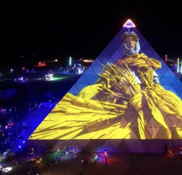 Головна піраміда Burning Man засяяла українською символікою