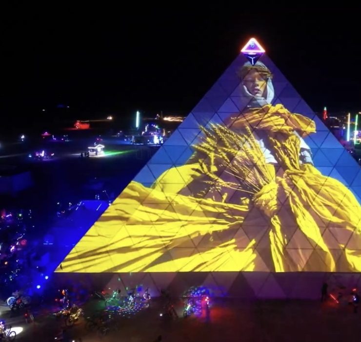 Головна піраміда Burning Man засяяла українською символікою