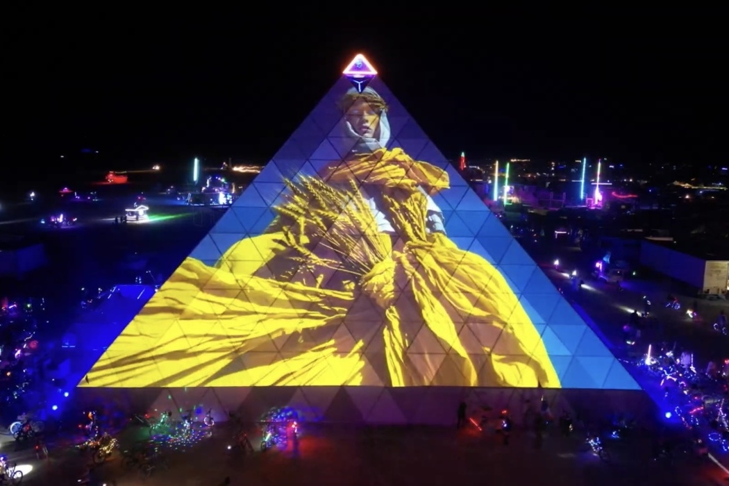 Головна піраміда Burning Man засяяла українською символікою