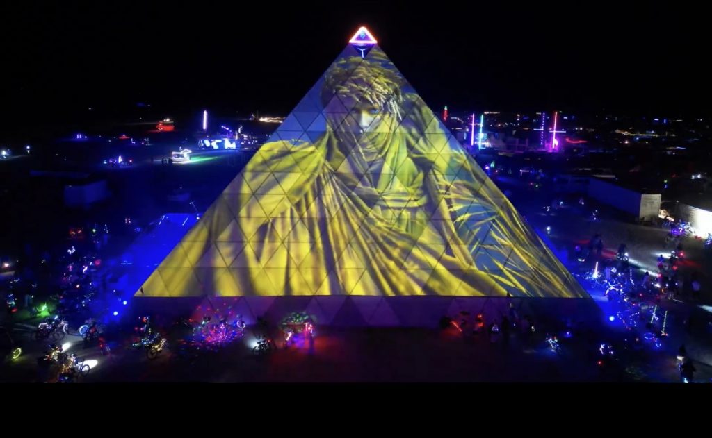 Головна піраміда Burning Man засяяла українською символікою
