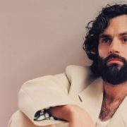 Звезда сериала «Ты» Пенн Бэджли стал многодетным отцом