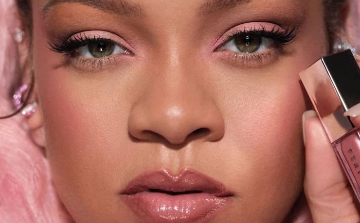 Ріанна рекламує свій бренд у пухнастому капюшоні Ruslan Baginskiy