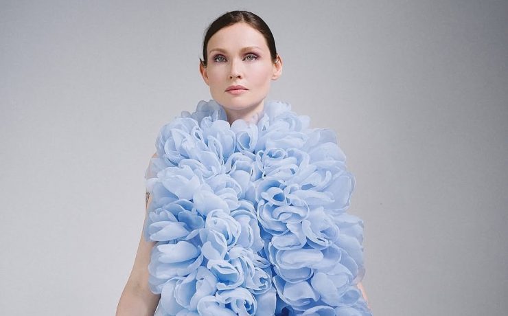 Носії: Софі Елліс-Бекстор приміряла стильний образ від Linni Caro