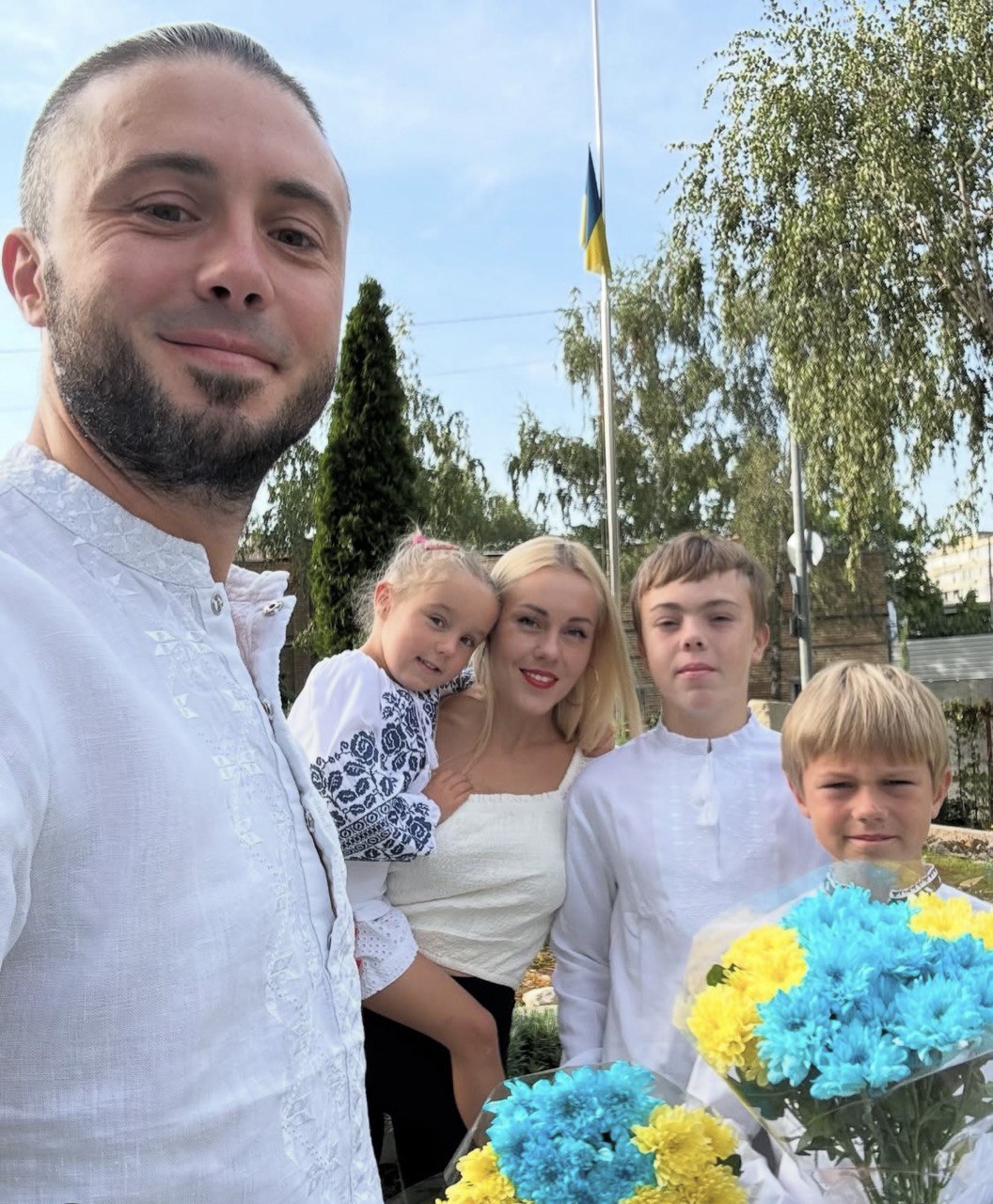 Как Monatik, Могилевская и другие звезды провели детей в школу