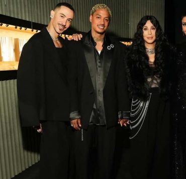 Возраст не помеха: 79-летняя Шер вышла в свет с 39-летним бойфрендом