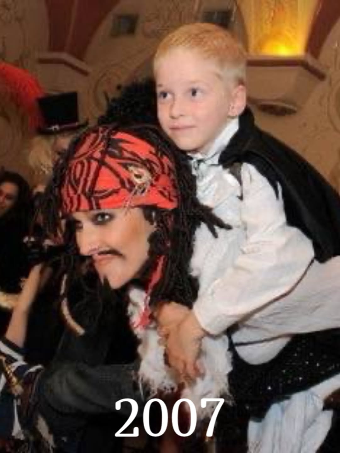 Архивные кадры: Катя Осадчая показала свои креативные наряды на Хэллоуин