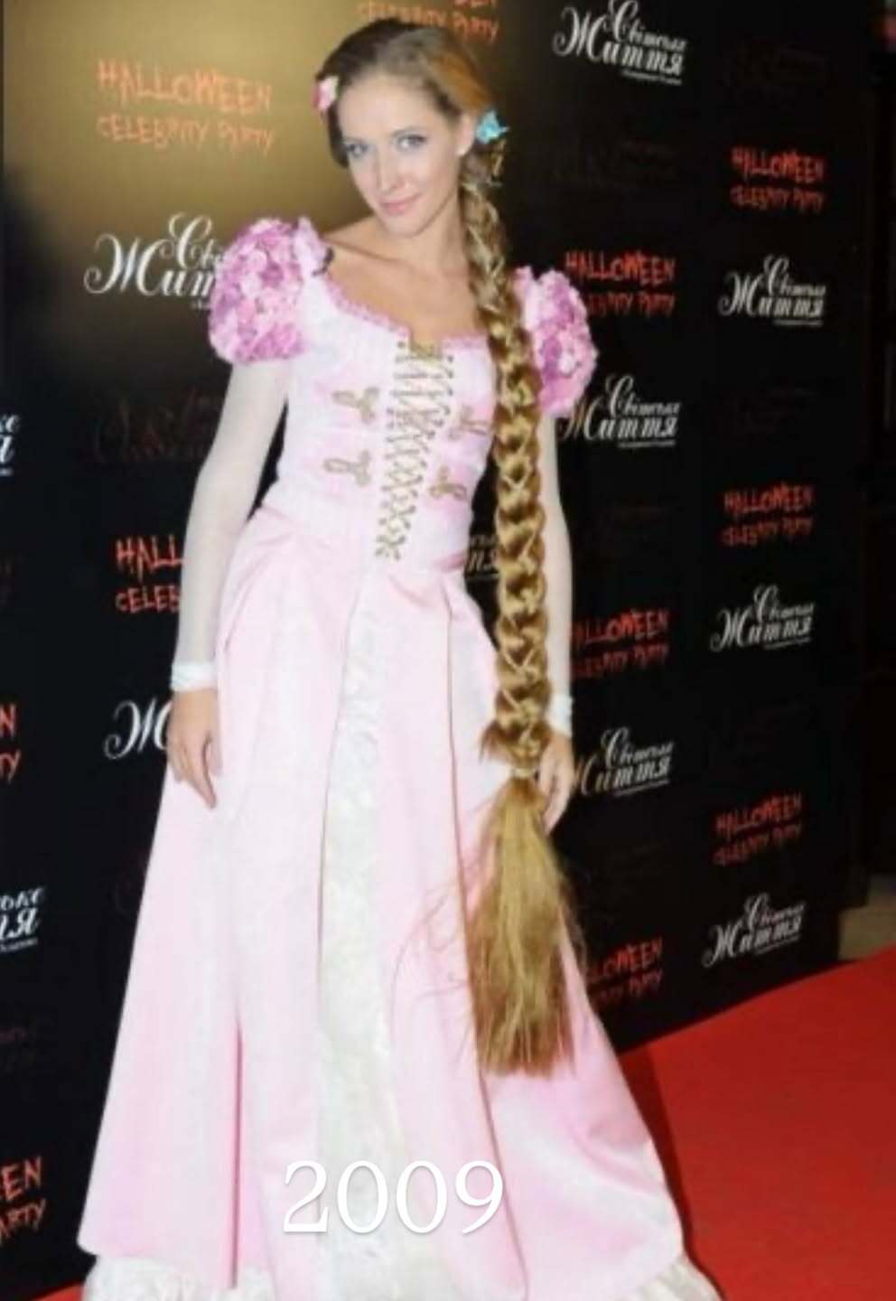 Архивные кадры: Катя Осадчая показала свои креативные наряды на Хэллоуин