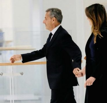 Держась за руки: Карла Бруни проводила Николя Саркози в тюрьму