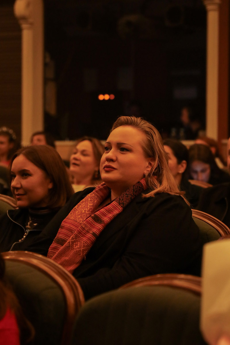 «Можна я просто посиджу?»: моновистава Олени Кравець у театрі ім. Івана Франка