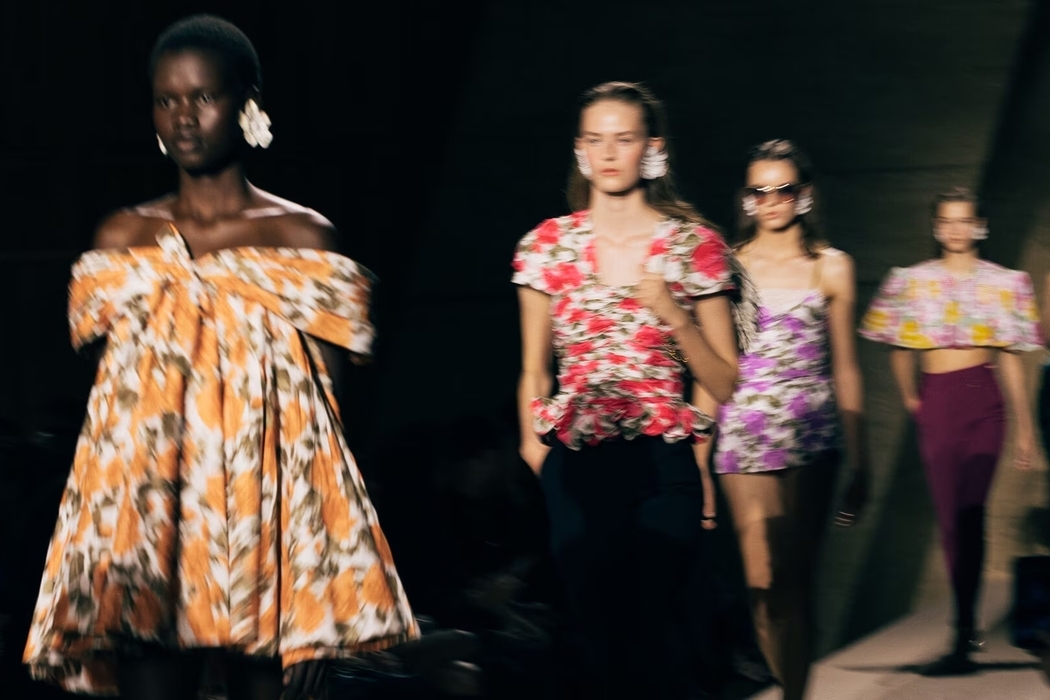 Цветочный принт и сумки на цепочке в коллекции Chloé SS’26