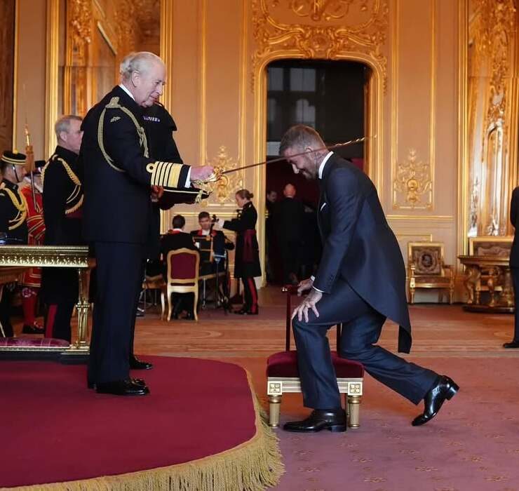 Король Карл III посвятил Дэвида Бекхэма в рыцари
