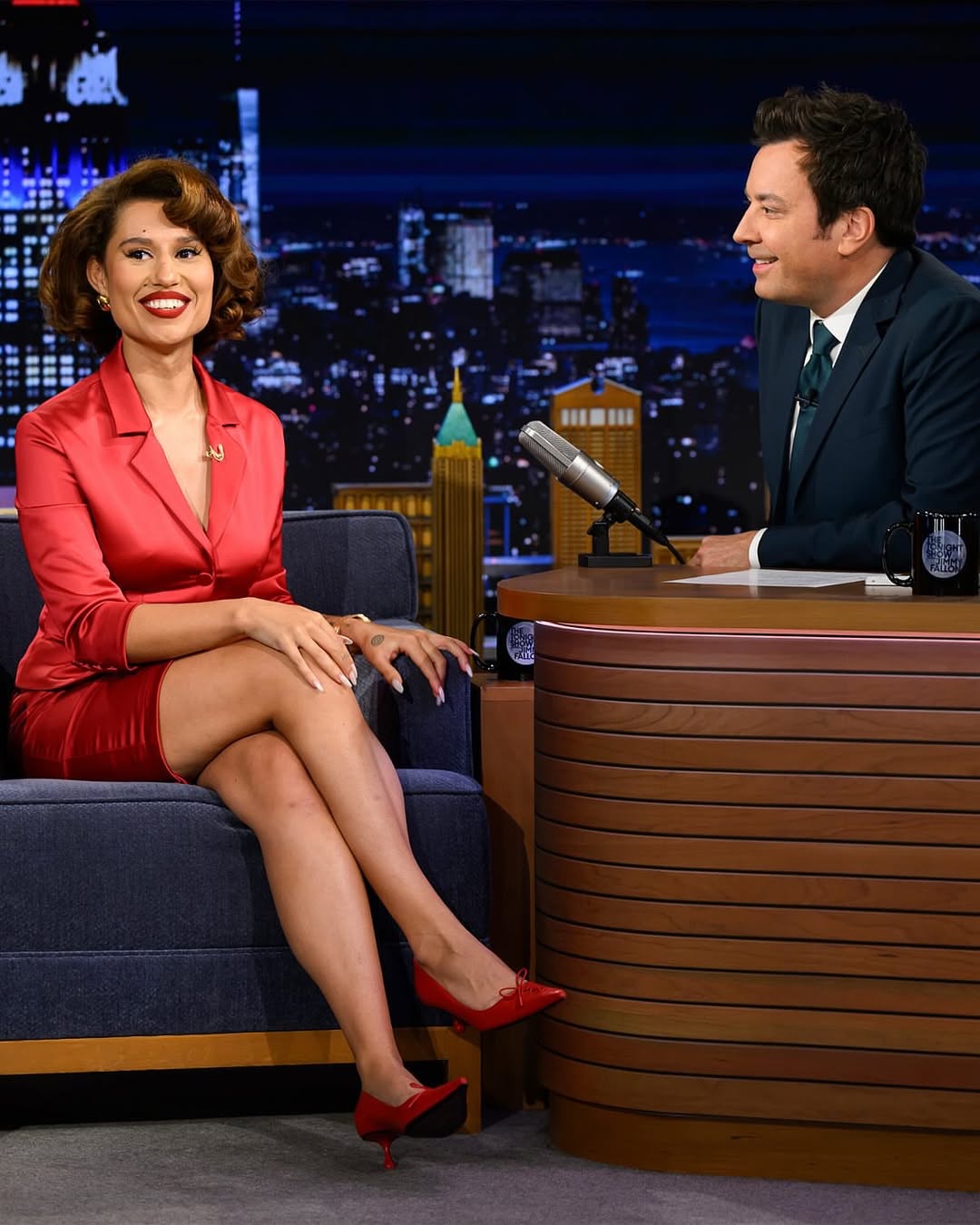 Носії: співачка Raye «вигуляла» кастомний костюм Anna October