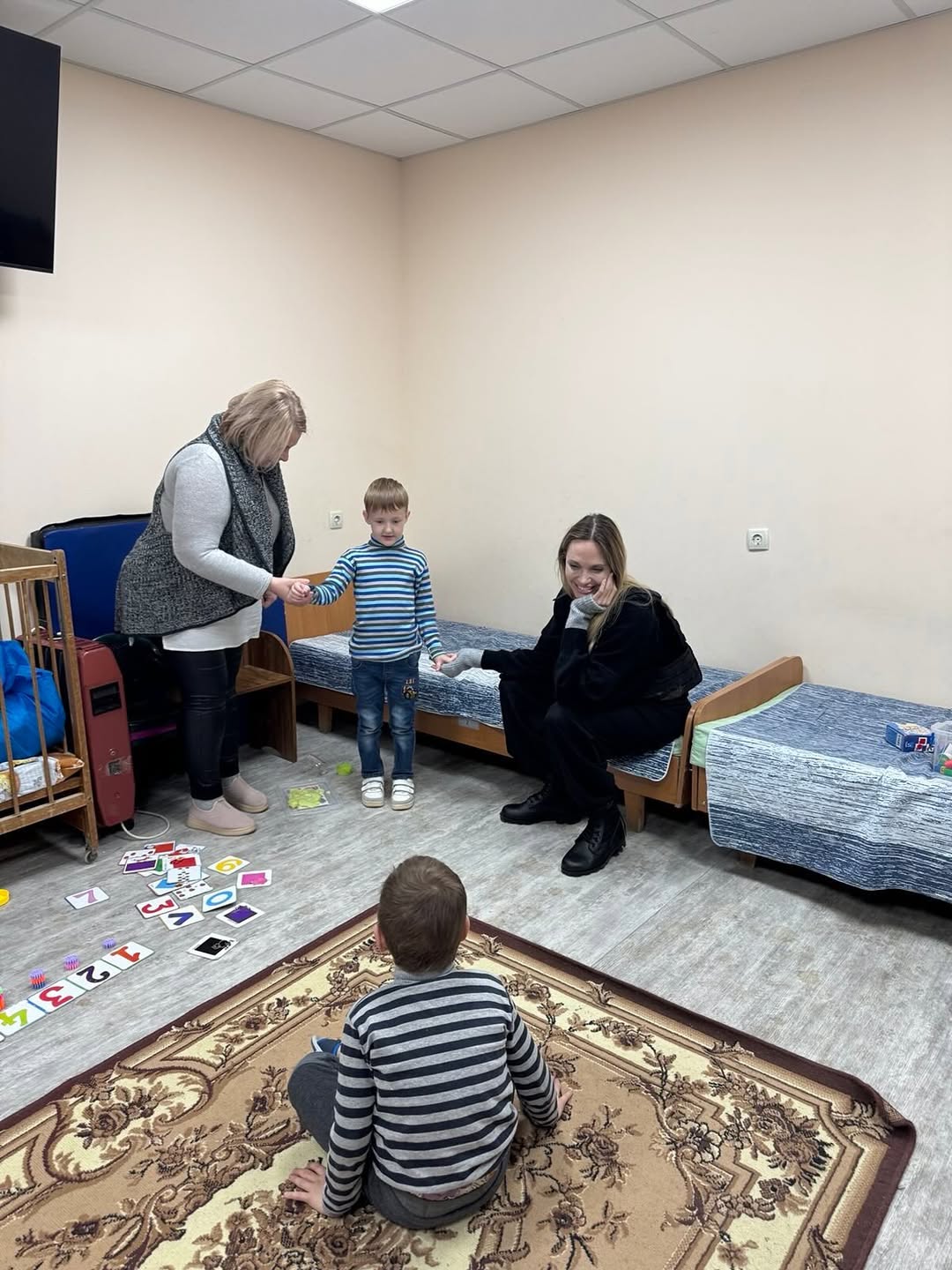 Анджелина Джоли посвятила пост в Instagram поездке в Украину