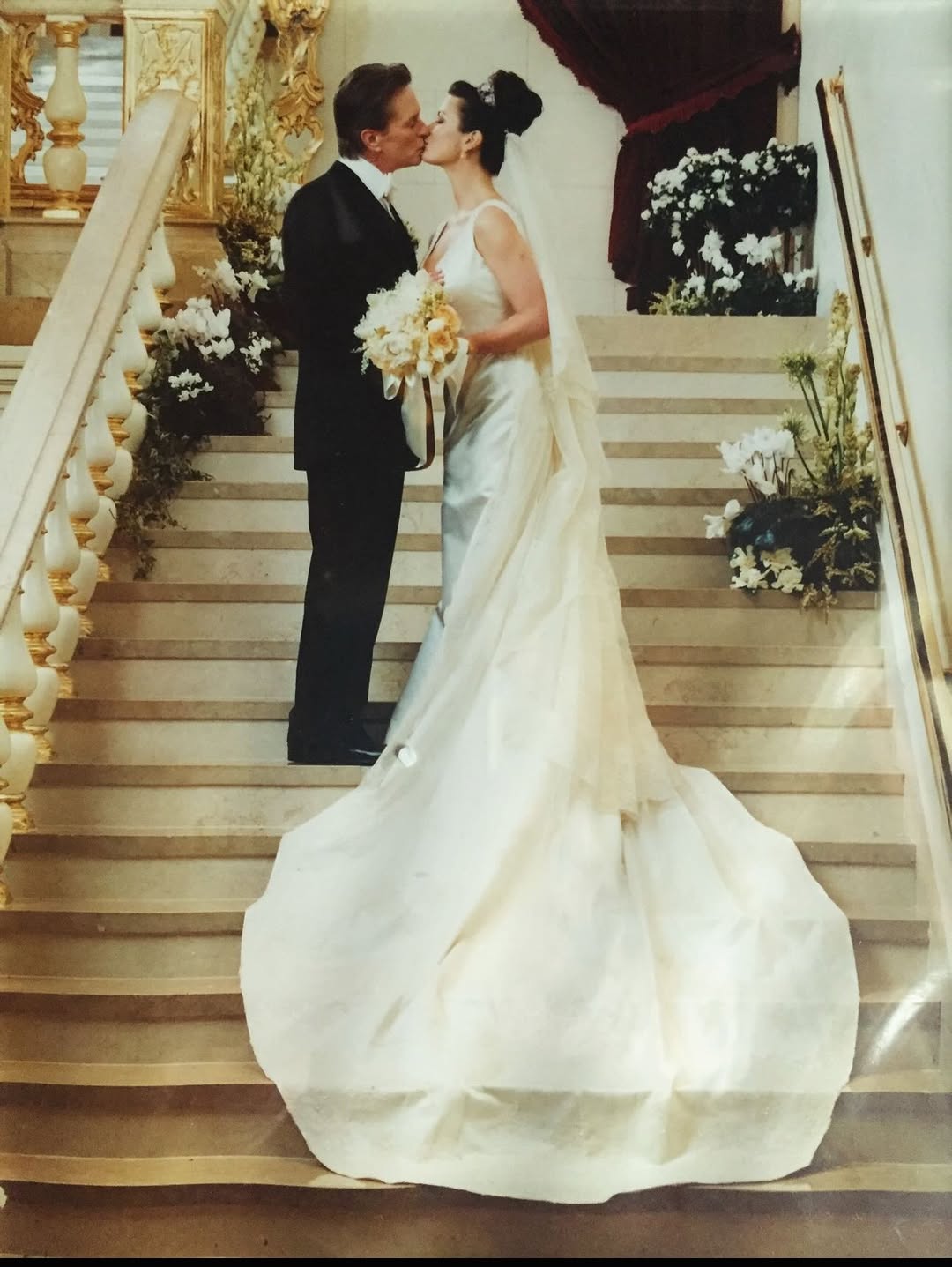 Кэтрин Зета-Джонс и Майкл Дуглас отметили серебряную свадьбу: архивные кадры