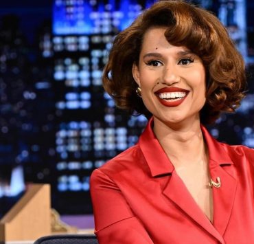 Носії: співачка Raye «вигуляла» кастомний костюм Anna October