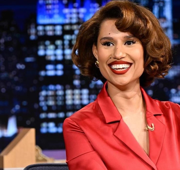 Носії: співачка Raye «вигуляла» кастомний костюм Anna October