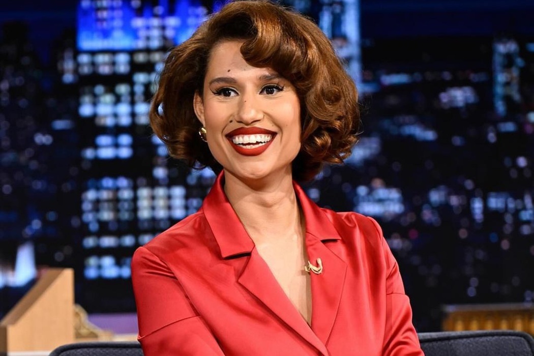 Носії: співачка Raye «вигуляла» кастомний костюм Anna October