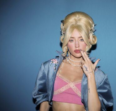 Образ сучасної Марії Антуанетти й естетика 80-х у новому кліпі DOROFEEVA