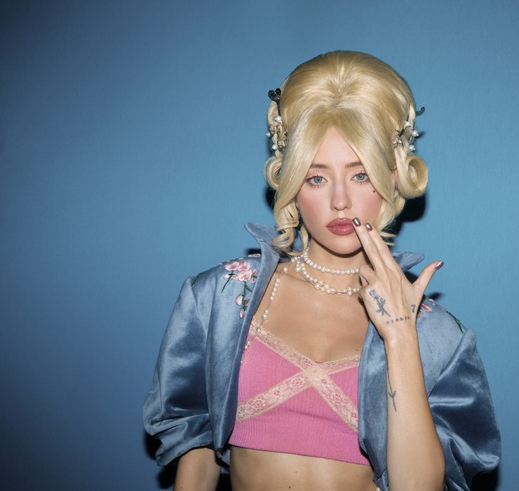 Образ сучасної Марії Антуанетти й естетика 80-х у новому кліпі DOROFEEVA