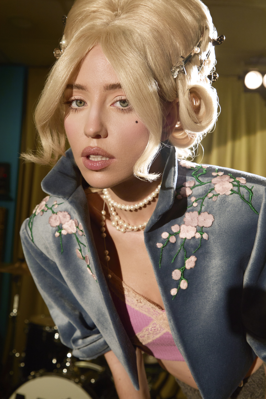 Образ сучасної Марії Антуанетти й естетика 80-х у новому кліпі DOROFEEVA