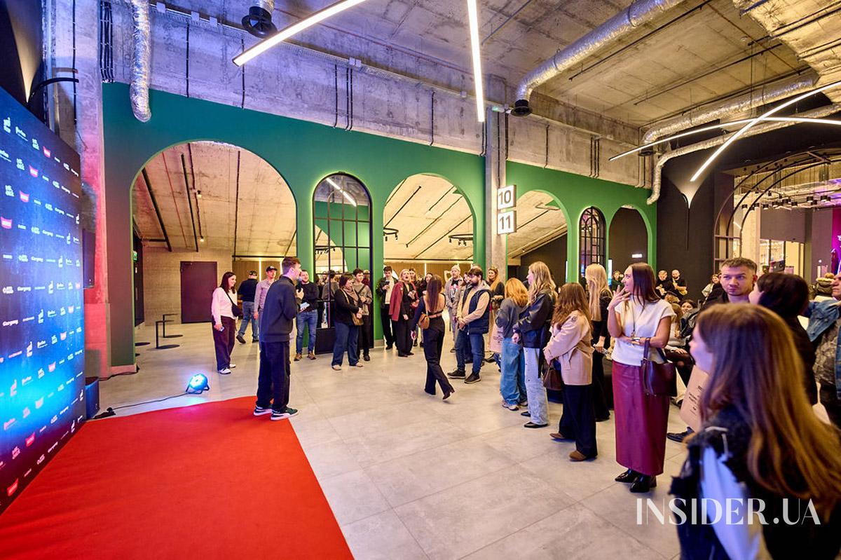 Атмосфера майбутнього на київській прем’єрі фільму «Хижак: Дикі землі»