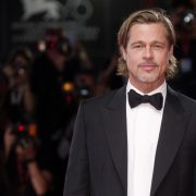 Образ сучасної Марії Антуанетти й естетика 80-х у новому кліпі DOROFEEVA