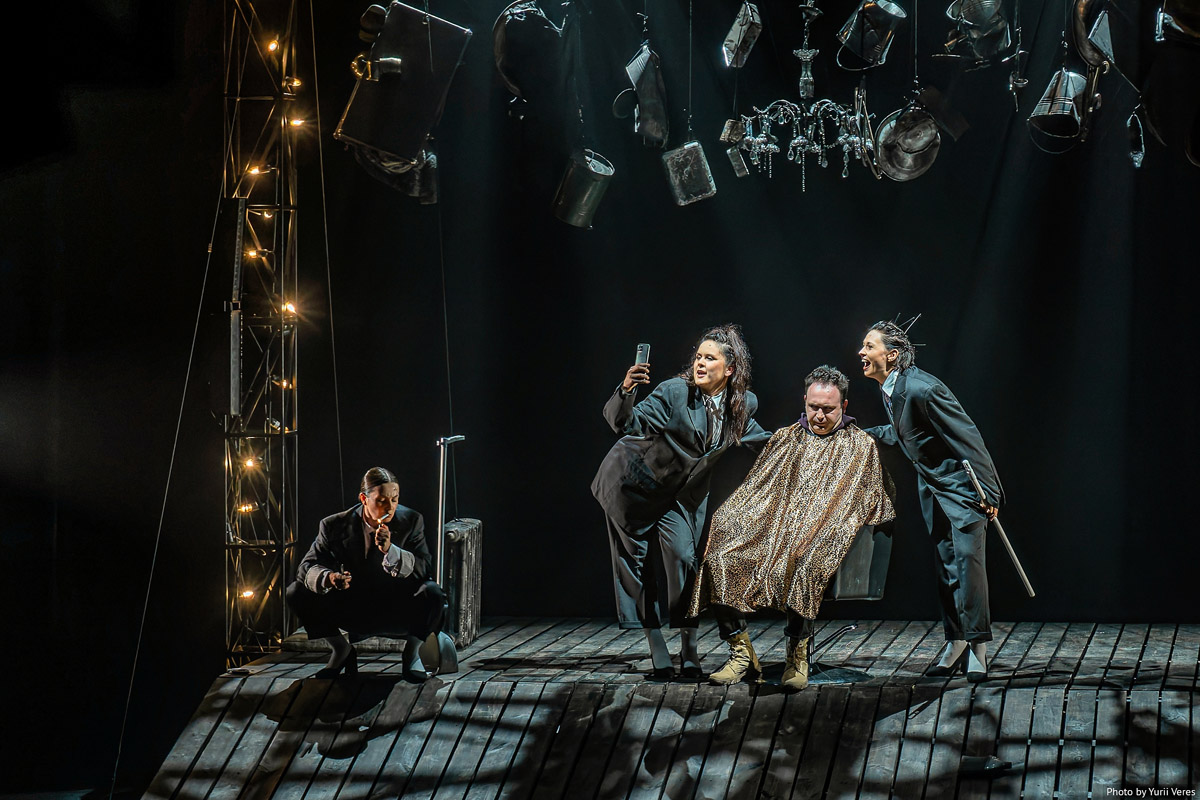 Репетиції під обстрілами, сміх і сльози: «Три швидкі та модні у цьому сезоні перукарки» на сцені Молодого театру