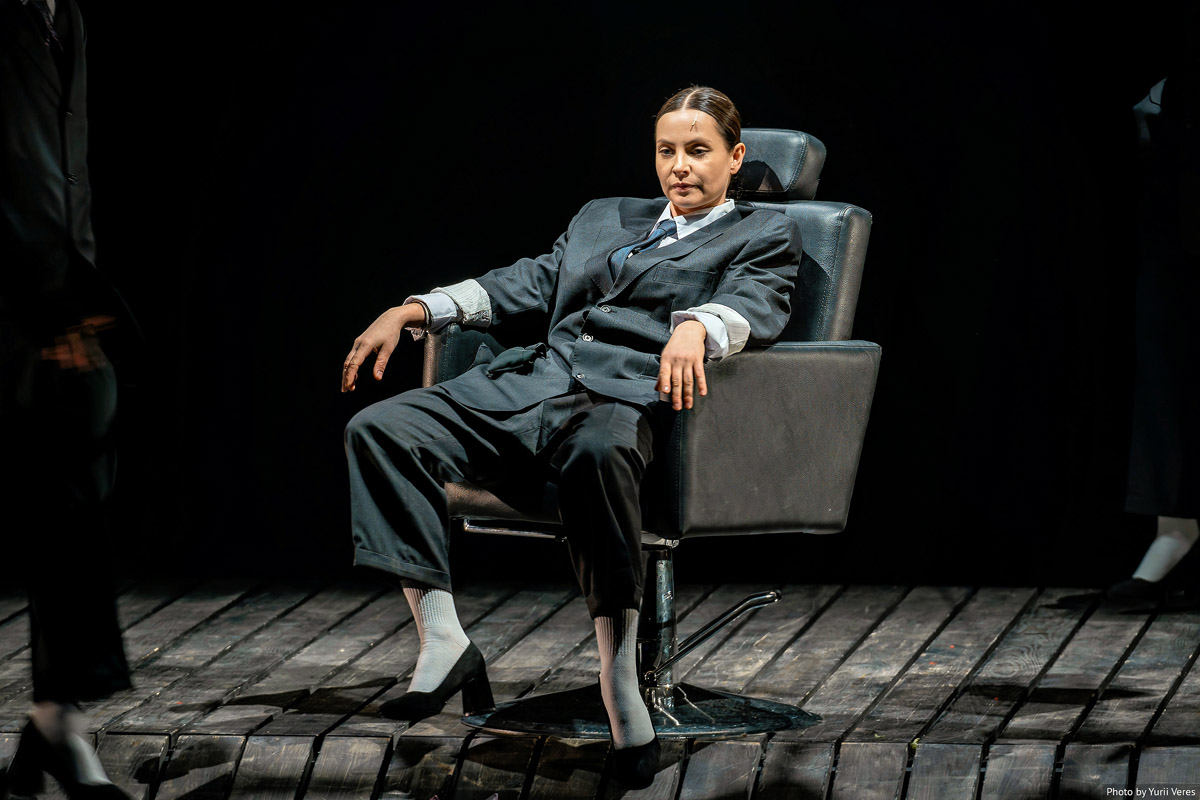 Репетиції під обстрілами, сміх і сльози: «Три швидкі та модні у цьому сезоні перукарки» на сцені Молодого театру