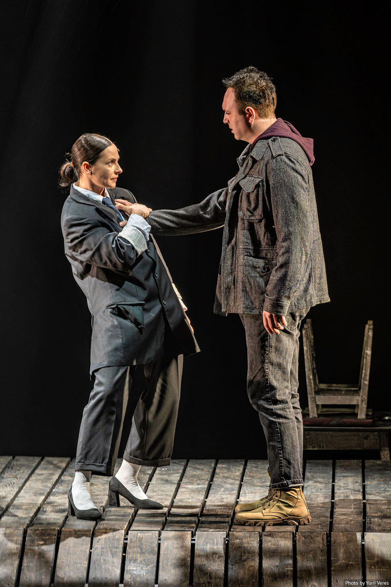 Репетиції під обстрілами, сміх і сльози: «Три швидкі та модні у цьому сезоні перукарки» на сцені Молодого театру