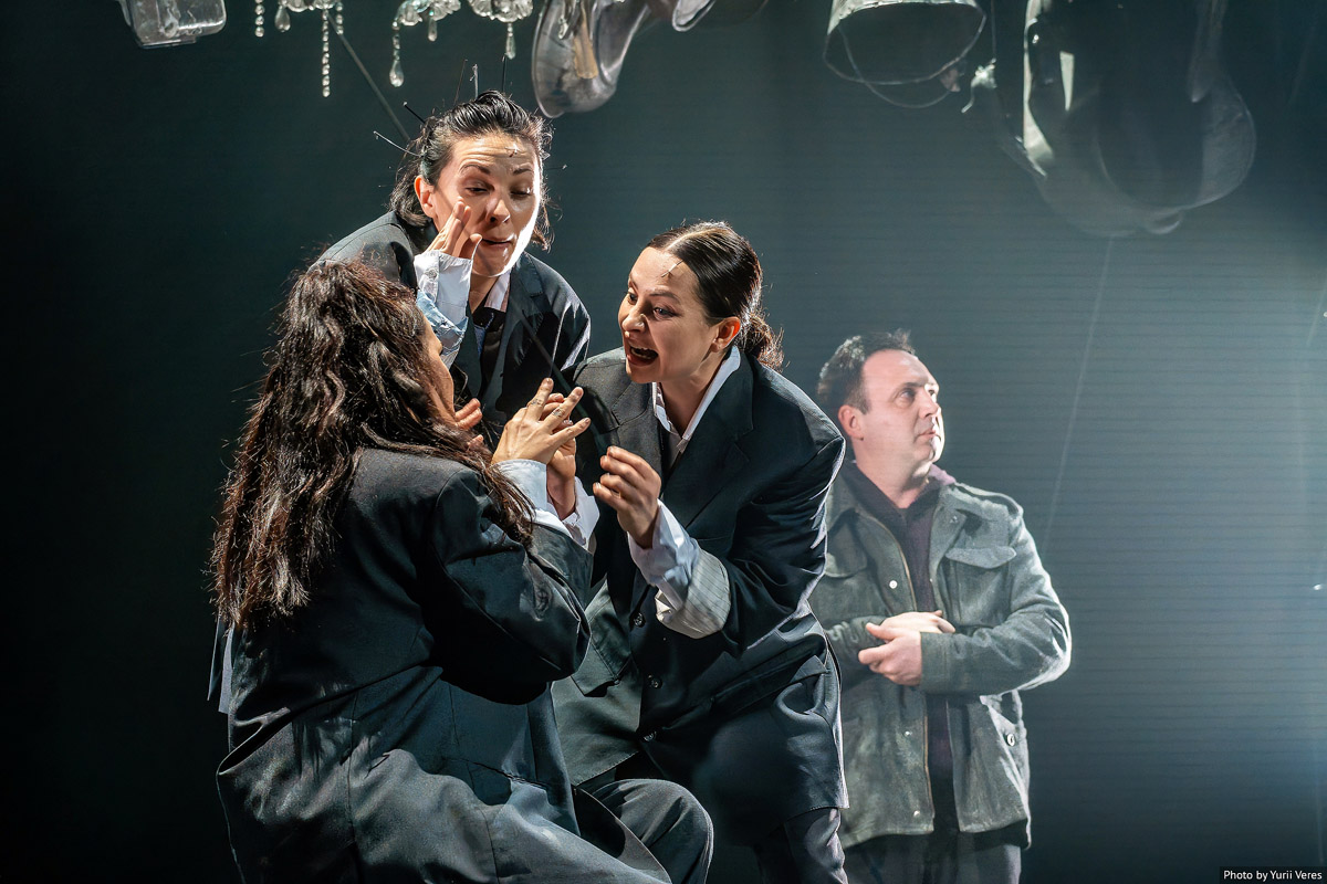 Репетиції під обстрілами, сміх і сльози: «Три швидкі та модні у цьому сезоні перукарки» на сцені Молодого театру