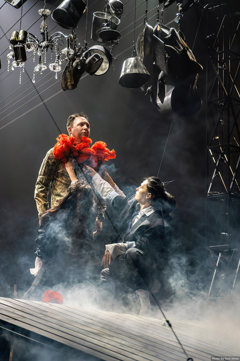 Репетиції під обстрілами, сміх і сльози: «Три швидкі та модні у цьому сезоні перукарки» на сцені Молодого театру