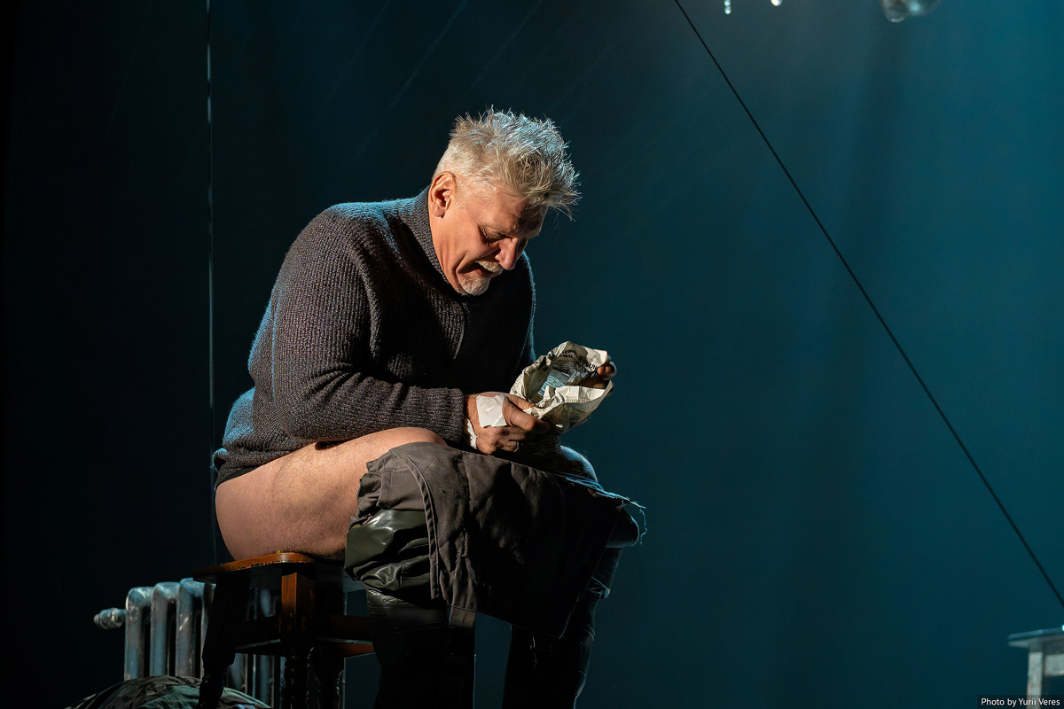 Репетиції під обстрілами, сміх і сльози: «Три швидкі та модні у цьому сезоні перукарки» на сцені Молодого театру