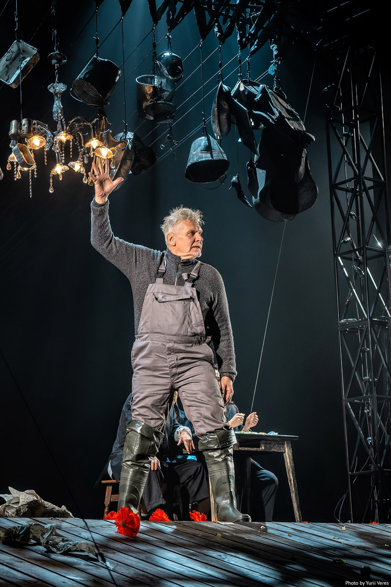 Репетиції під обстрілами, сміх і сльози: «Три швидкі та модні у цьому сезоні перукарки» на сцені Молодого театру