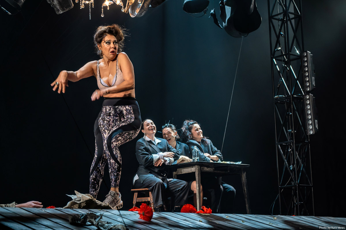 Репетиції під обстрілами, сміх і сльози: «Три швидкі та модні у цьому сезоні перукарки» на сцені Молодого театру