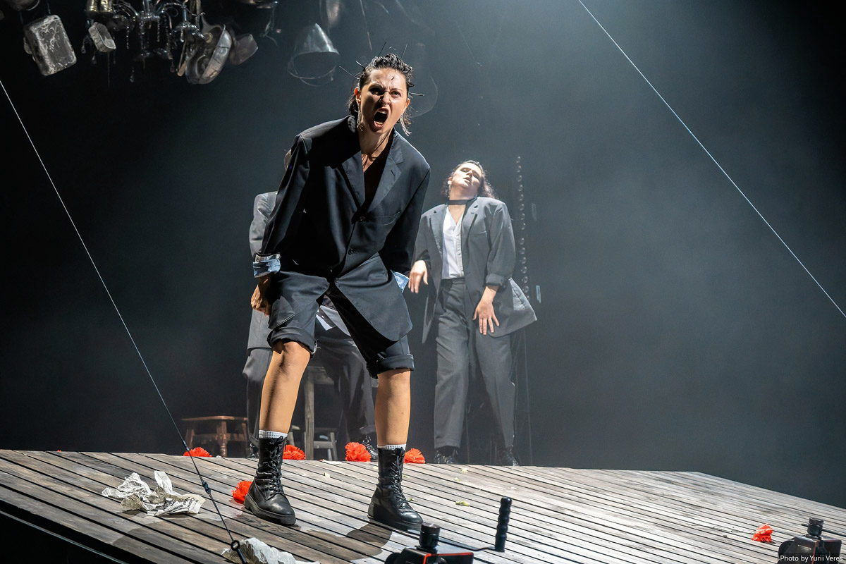 Репетиції під обстрілами, сміх і сльози: «Три швидкі та модні у цьому сезоні перукарки» на сцені Молодого театру