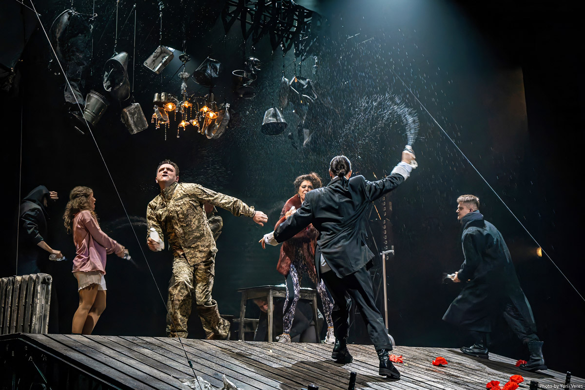 Репетиції під обстрілами, сміх і сльози: «Три швидкі та модні у цьому сезоні перукарки» на сцені Молодого театру