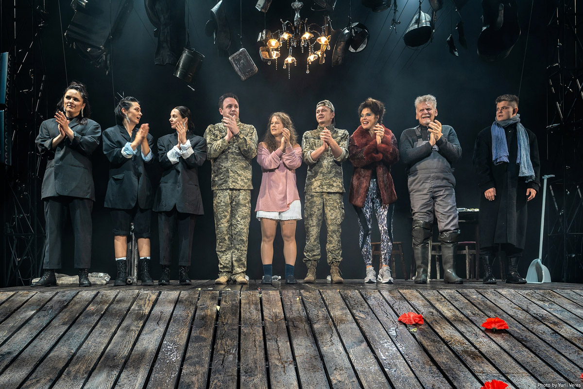 Репетиції під обстрілами, сміх і сльози: «Три швидкі та модні у цьому сезоні перукарки» на сцені Молодого театру